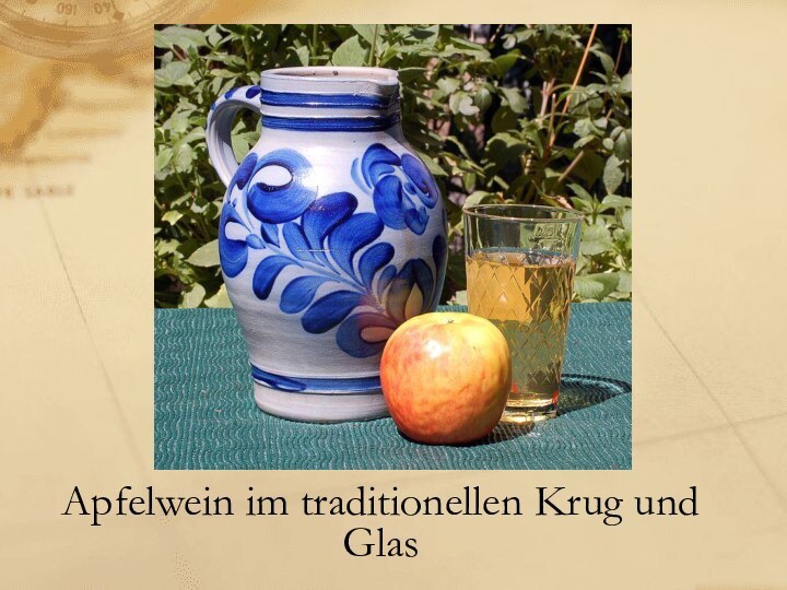 Apfelwein im traditionellen Krug und Glas