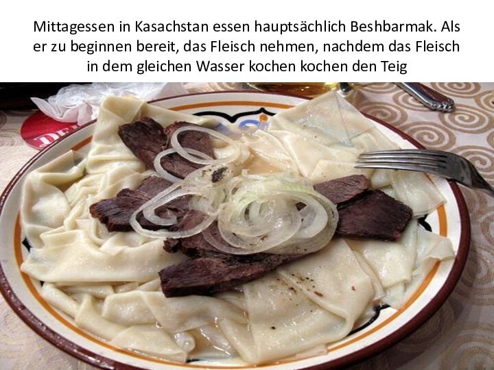 Mittagessen in Kasachstan essen hauptsächlich Beshbarmak. Als er zu beginnen bereit, das