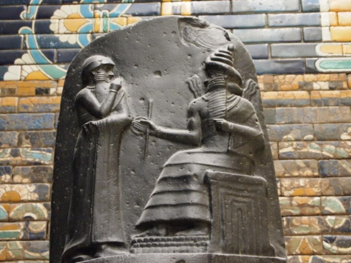 РельефВ верхней части изображены две фигуры: справа – Шамаш, бог Солнца, света