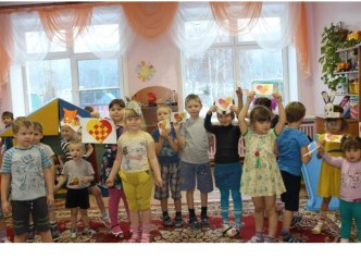 Ребята сделали подарки в форме сердечек и подарили от всего сердца!