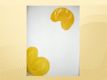 На листе наносим эскиз узора,желтой гуашью тонируем кисти калины,пальцем примакивая рисуем ягоды